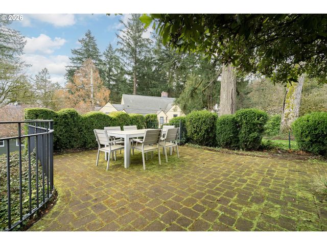 2735 Sw TALBOT Rd, Portland, OR 97201