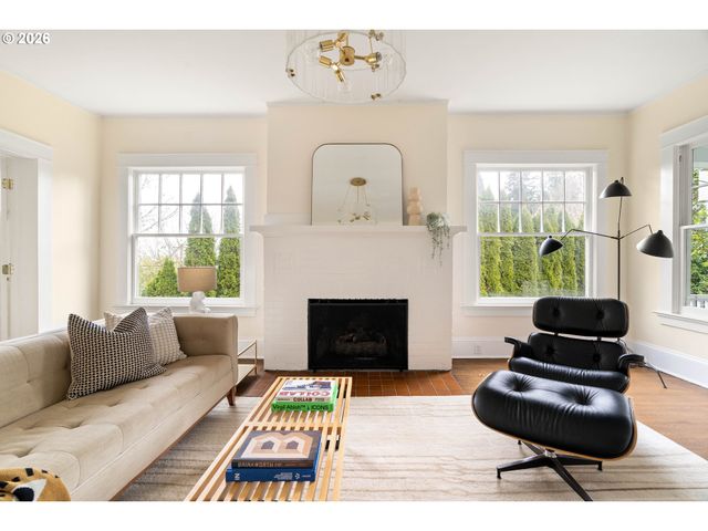 2735 Sw TALBOT Rd, Portland, OR 97201