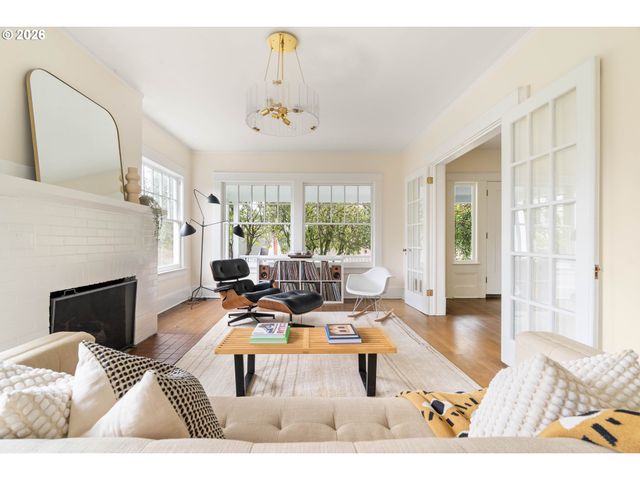 2735 Sw TALBOT Rd, Portland, OR 97201