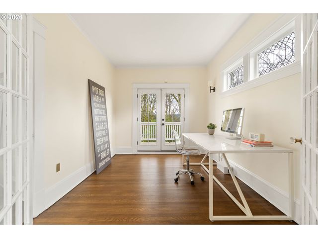 2735 Sw TALBOT Rd, Portland, OR 97201