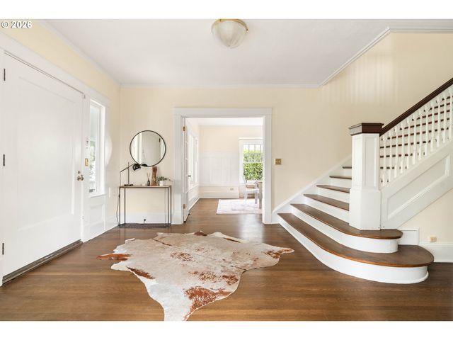 2735 Sw TALBOT Rd, Portland, OR 97201