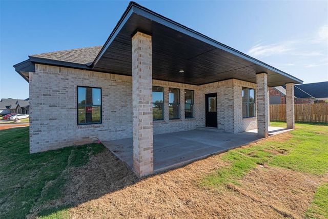 10621 Two Lakes Drive, Yukon, OK 73099