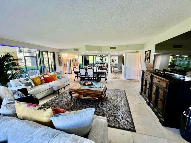 5257 S Fountains Dr S 105, Lake Worth, FL 33467