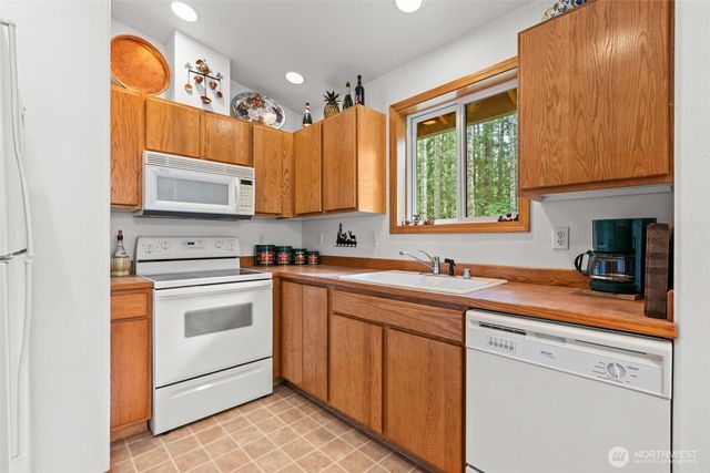 390 Potlatch N, Hoodsport, WA 98548