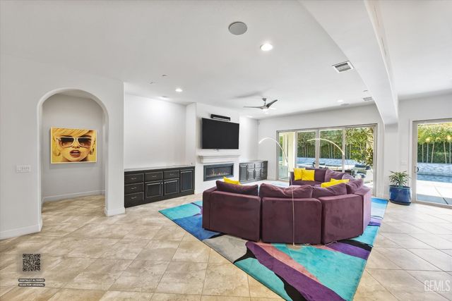 9015 Claro De Luna Drive, Bakersfield, CA 93314