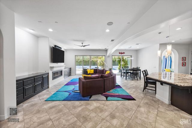 9015 Claro De Luna Drive, Bakersfield, CA 93314