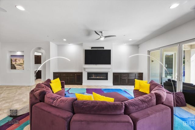 9015 Claro De Luna Drive, Bakersfield, CA 93314