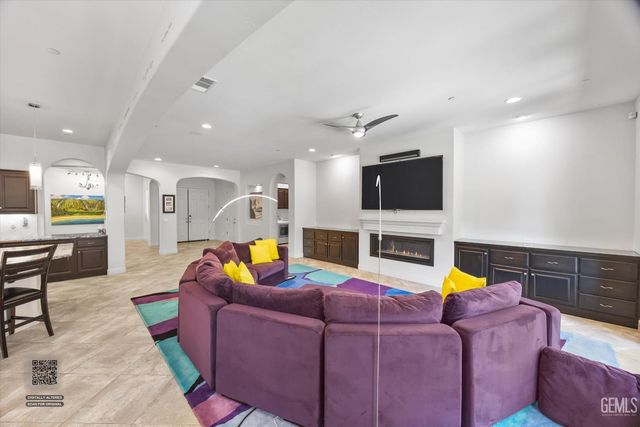 9015 Claro De Luna Drive, Bakersfield, CA 93314