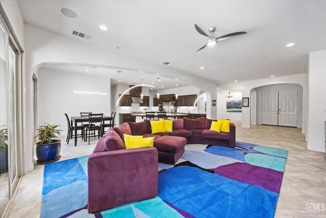 9015 Claro De Luna Drive, Bakersfield, CA 93314