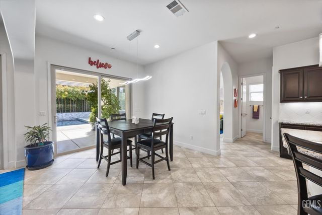 9015 Claro De Luna Drive, Bakersfield, CA 93314