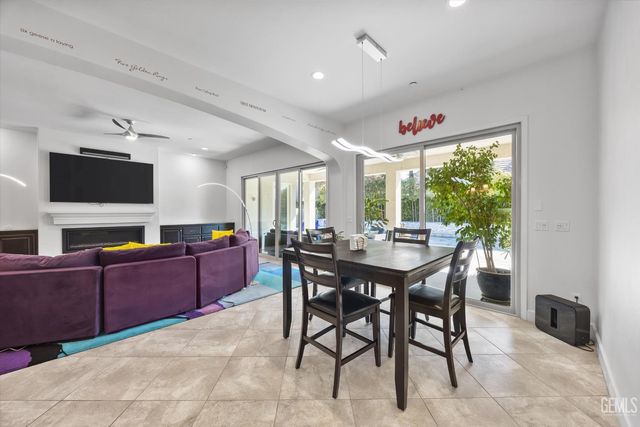 9015 Claro De Luna Drive, Bakersfield, CA 93314