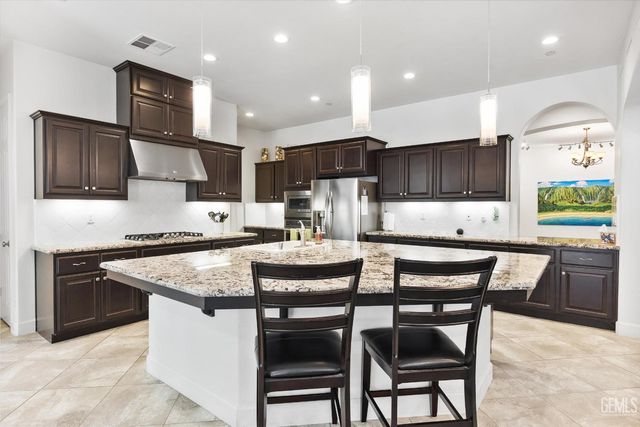 9015 Claro De Luna Drive, Bakersfield, CA 93314