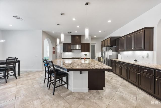 9015 Claro De Luna Drive, Bakersfield, CA 93314