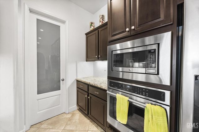 9015 Claro De Luna Drive, Bakersfield, CA 93314