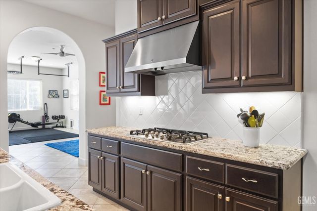 9015 Claro De Luna Drive, Bakersfield, CA 93314