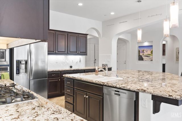 9015 Claro De Luna Drive, Bakersfield, CA 93314