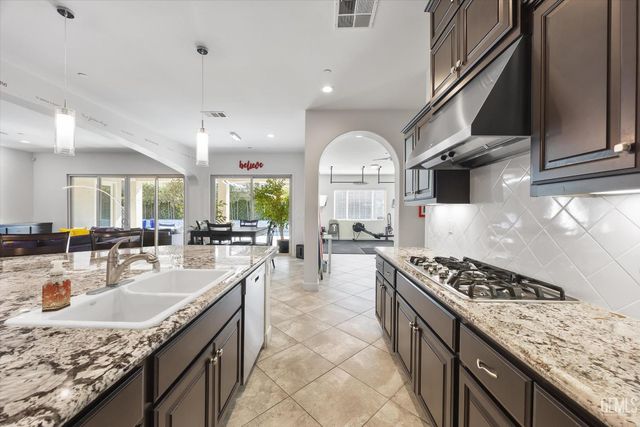 9015 Claro De Luna Drive, Bakersfield, CA 93314