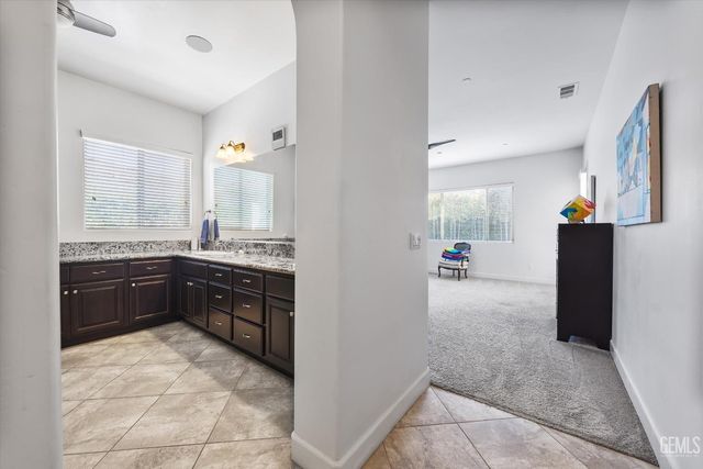 9015 Claro De Luna Drive, Bakersfield, CA 93314