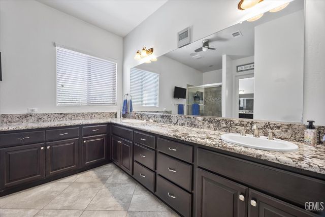 9015 Claro De Luna Drive, Bakersfield, CA 93314