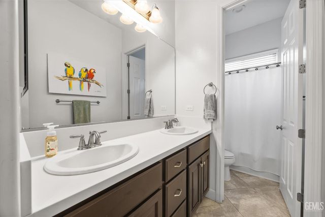 9015 Claro De Luna Drive, Bakersfield, CA 93314