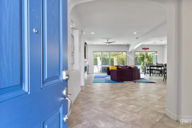 9015 Claro De Luna Drive, Bakersfield, CA 93314