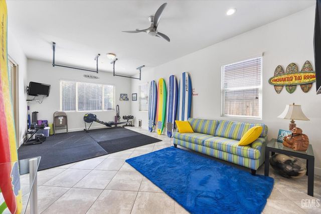 9015 Claro De Luna Drive, Bakersfield, CA 93314