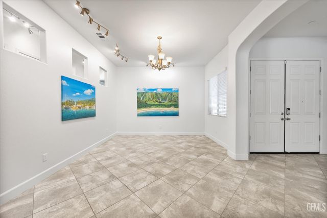 9015 Claro De Luna Drive, Bakersfield, CA 93314