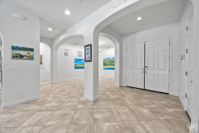 9015 Claro De Luna Drive, Bakersfield, CA 93314