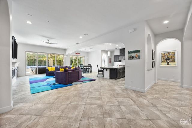 9015 Claro De Luna Drive, Bakersfield, CA 93314