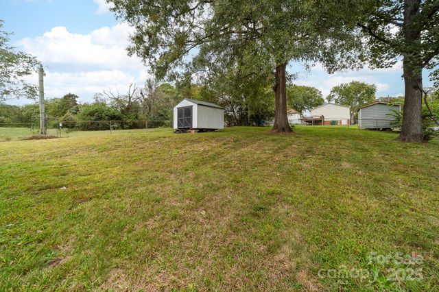 317 E Louisiana Avenue, Bessemer City, NC 28016