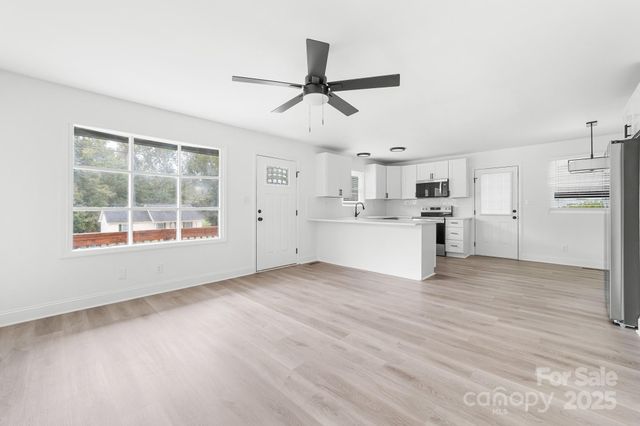 317 E Louisiana Avenue, Bessemer City, NC 28016