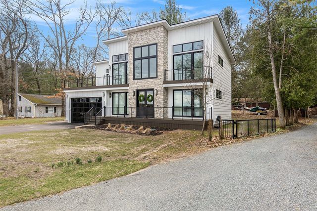 7505 S Lakeshore Drive, Pentwater, MI 49449