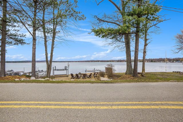 7505 S Lakeshore Drive, Pentwater, MI 49449