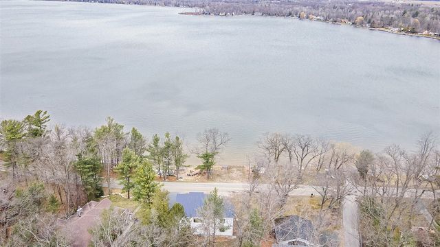 7505 S Lakeshore Drive, Pentwater, MI 49449