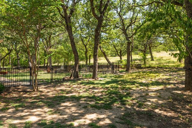 201 Hastings Drive, Runaway Bay, TX 76426
