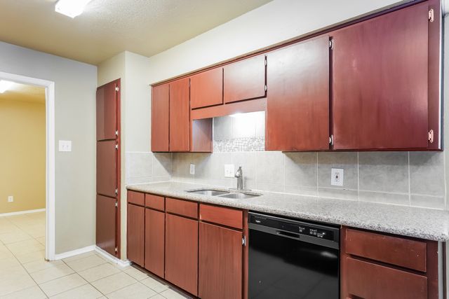 701 E MISSION Street, Crowley, TX 76036