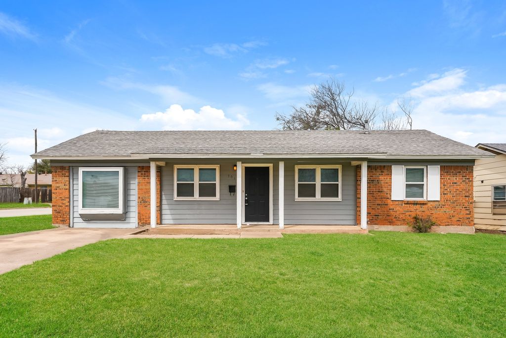 701 E MISSION Street, Crowley, TX 76036