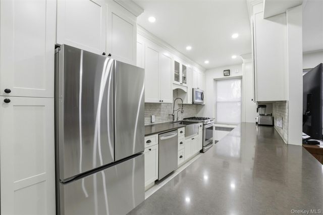 25-40 31st Avenue 2L, Astoria, NY 11106