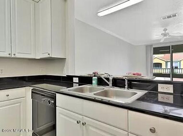 8539 GATE Parkway W 9414, Jacksonville, FL 32216