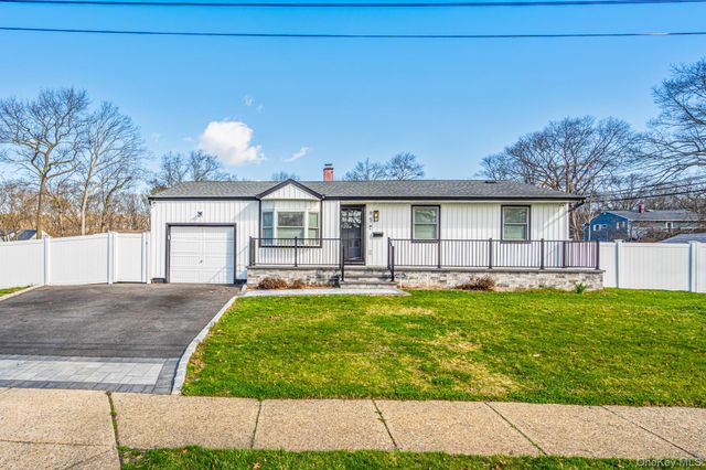 65 39th Street, Islip, NY 11751