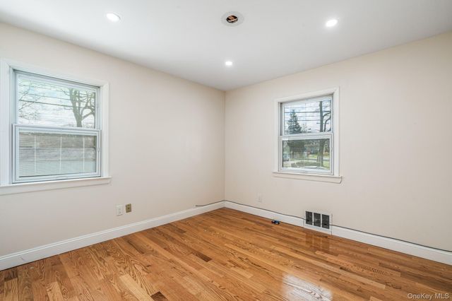 65 39th Street, Islip, NY 11751
