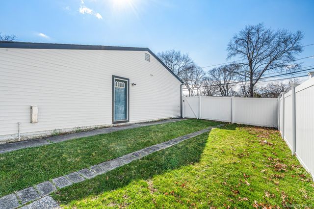 65 39th Street, Islip, NY 11751