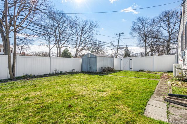 65 39th Street, Islip, NY 11751