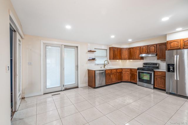 65 39th Street, Islip, NY 11751
