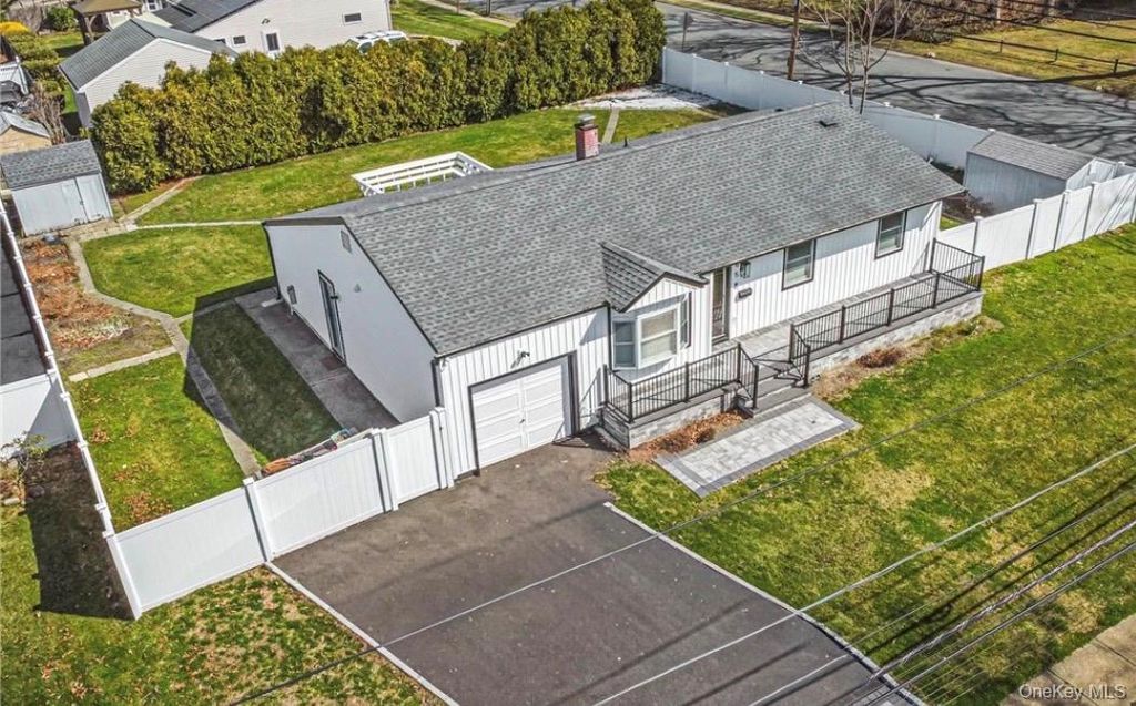 65 39th Street, Islip, NY 11751