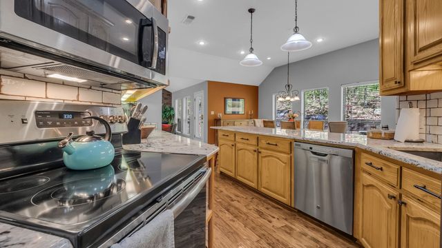 72 Raintree Road, Bells, TX 75414