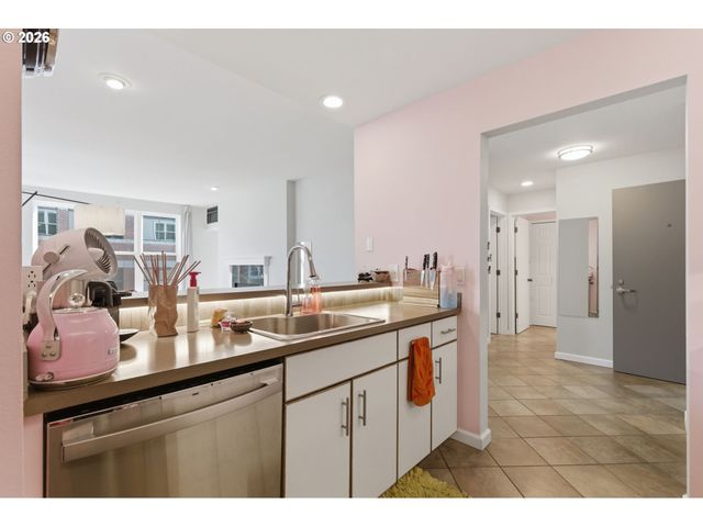 1616 S HARBOR Way 502, Portland, OR 97201