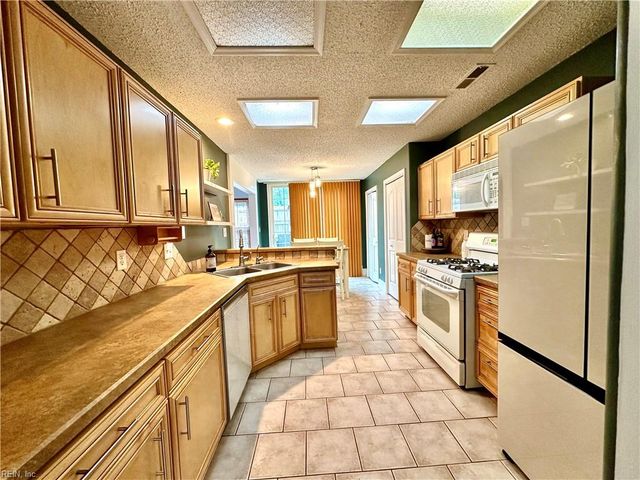 1032 Fallcreek RN, Chesapeake, VA 23322