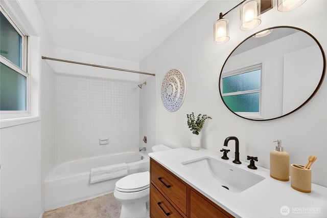 7511 43rd Avenue NE, Seattle, WA 98115