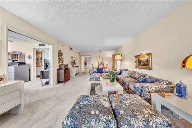 545 Oaks Lane 403, Pompano Beach, FL 33069